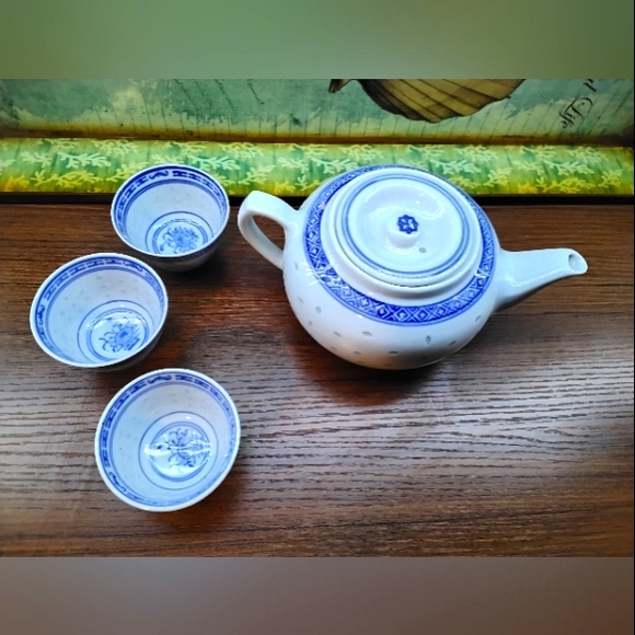 VINTAGE CHINESE RICE PATTERN PORCELAIN TEAPOT & 3 CUPS BLUE & WHITE CHINA - Picture 3 of 16